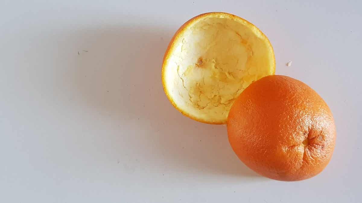 ikiye bölünmüş portakal kabuğu