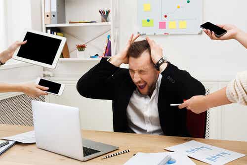 işyerinde stres yaşayan adam