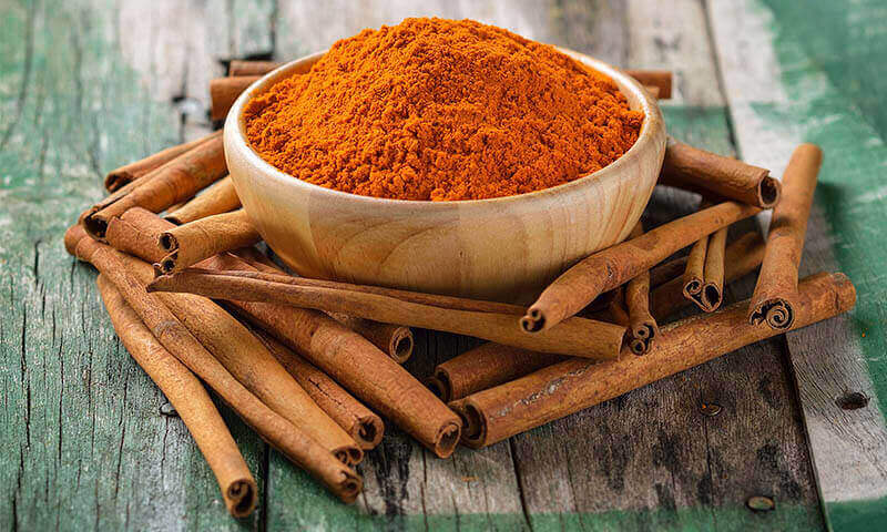 tarçın çubukları ve bir kase tarçın