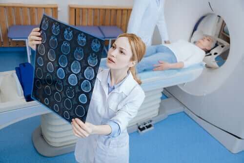 tomografi sonuçlarına bakan doktor