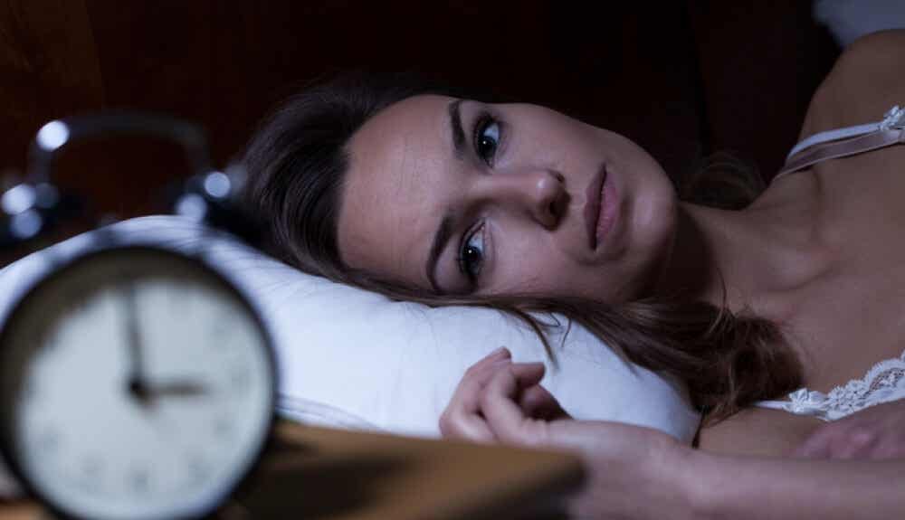gece tükenmişlik yaşayan kadın