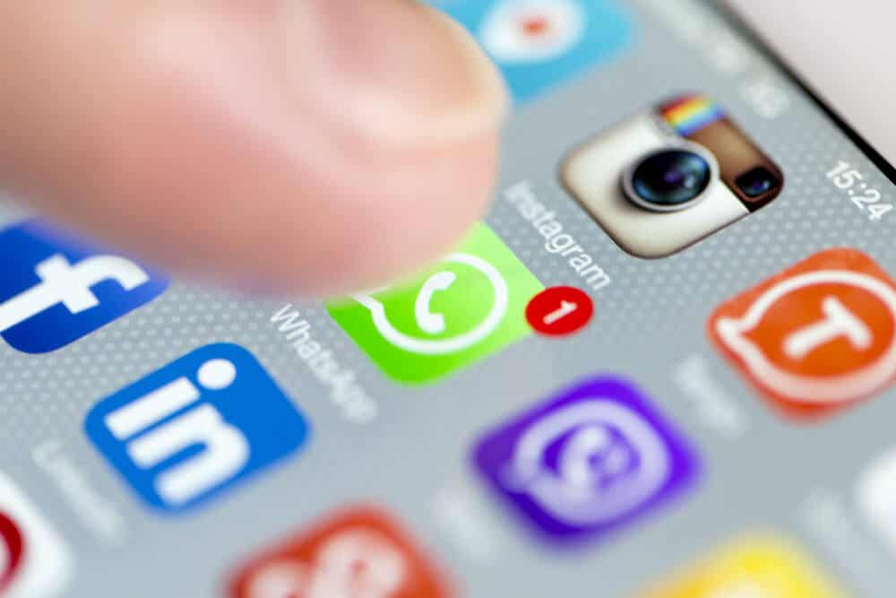 whatsapp mesajına tıklayan parmak