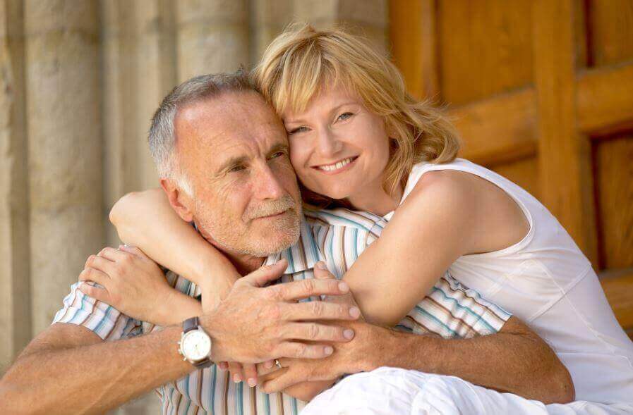 sarılan yaşlı çift