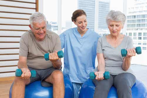 spor yapan yaşlı inmsanlar ve onlara yardım eden sağlık görevlisi