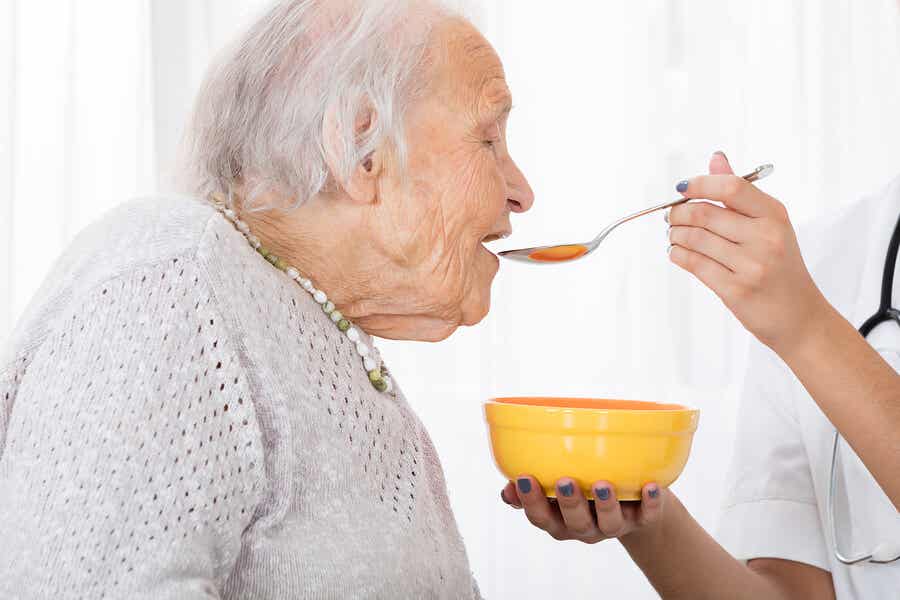 yaşlı hastayı beslemek