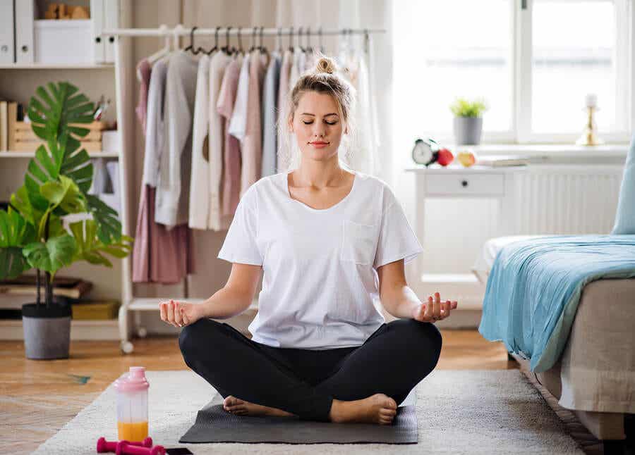 Klostrofobiyi yenmek için meditasyon yapan bir kadın.