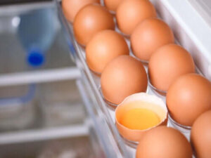 Yumurtaları Buzdolabının İçinde mi Dışında mı Saklamalıyım?