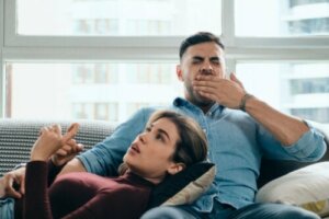 Partnerinizin İlişkiye İlgisini Kaybettiğini Gösteren 5 İşaret