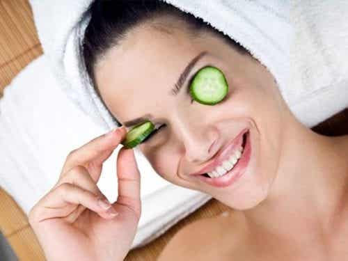 gözlerine salatalık koyan kadın