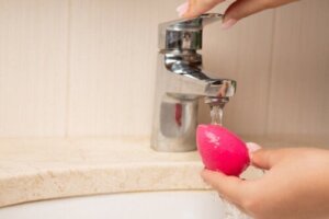 Beauty Blender veya Makyaj Süngeri Zarar Vermeden Nasıl Temizlenir