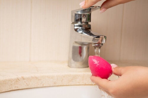 Beauty Blender veya Makyaj Süngeri Zarar Vermeden Nasıl Temizlenir