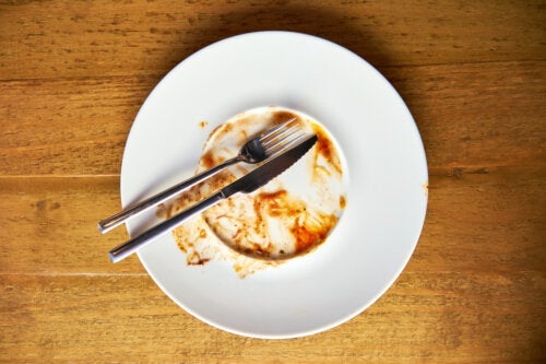 Lekeli Porselen Tabaklar Nasıl Temizlenir