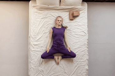 Geceleri yapabileceğiniz ve daha iyi dinlenmenizi sağlayacak 6 yoga duruşu