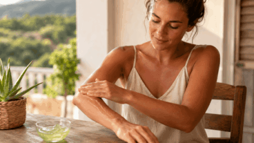 Yaz aylarında aloe vera: Cildi yapışkan hissettirmeden serinletmek için nasıl kullanılır?