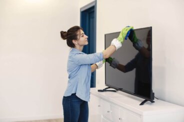Televizyon ekranında toz ve parmak izleri mi var? Çizik veya iz bırakmayan temizlik yöntemi