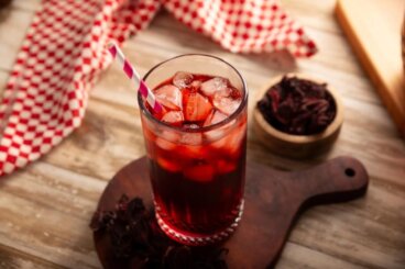 Soğuk hibiskus çayı: Renkli, ferahlatıcı ve hazırlaması kolay bir yaz içeceği