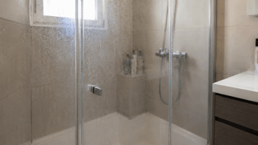 Banyo duş kabinini temizleyerek kireç ve kiri etkili bir şekilde nasıl giderebilirsiniz?