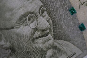 Mahatma Gandhi: “Yarın ölecekmiş gibi yaşa; dünya sonsuza dek var olacakmış gibi öğren.”