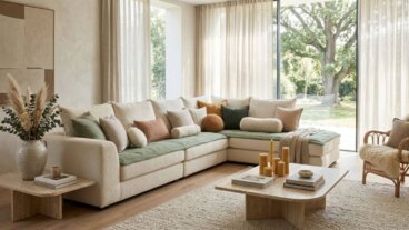Kanepeyi korumak ve oturma odasını yenilemek için “pillows” trendini uygulamanın 4 yolu