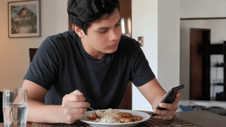 Neden yemek yerken cep telefonuna bakmak, daha kötü beslenme seçimlerine yol açabilir?