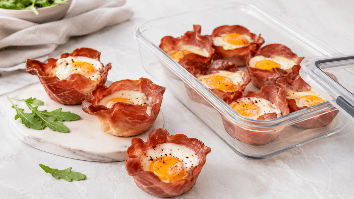 Vasos de huevo y jamón al horno
